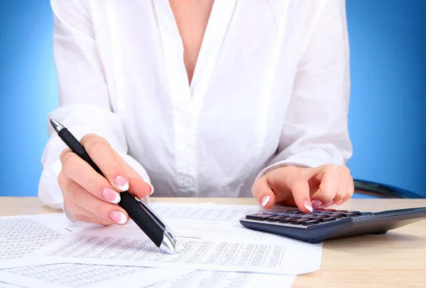 Close-up van zakenvrouw handen, werken in office kamer — Stockfoto