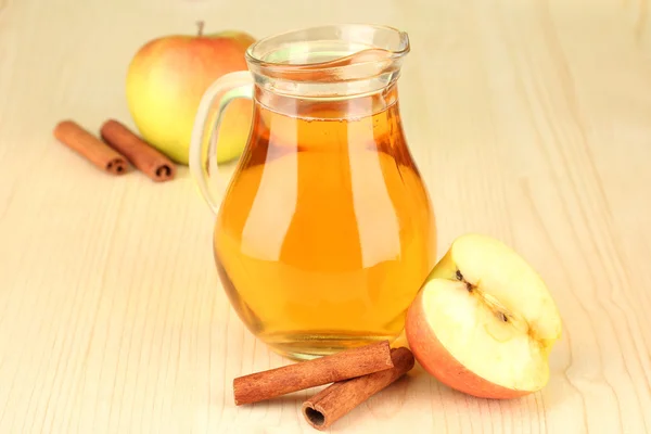 Full jug of apple juice and apple on wooden background — Stock Photo, Image