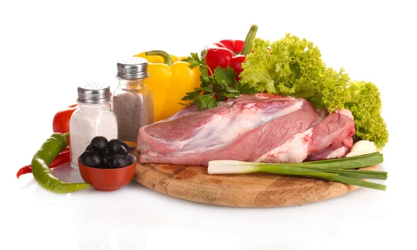 Carne cruda e verdure su una tavola di legno isolata su bianco — Foto Stock