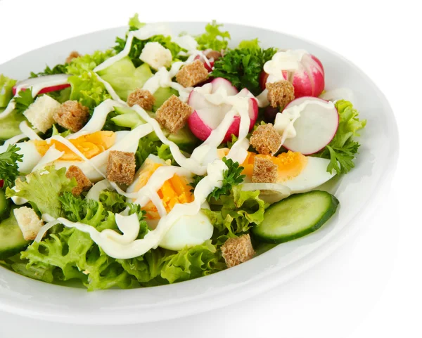 Salade fraîche mélangée aux œufs, feuilles de salade et autres légumes, isolée sur blanc — Photo