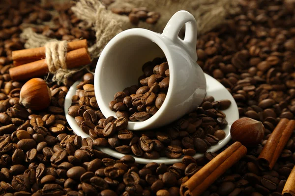 Cup with coffee beans, close up — Stock Photo, Image