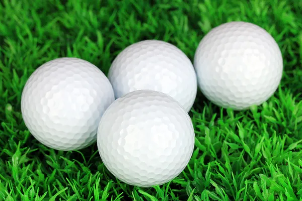 Golf topları çimenlerin üzerinde kapat — Stok fotoğraf