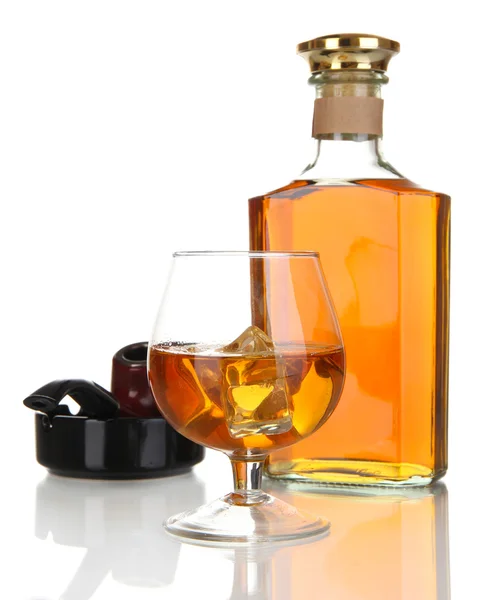 Brandy z lodu i cygaro na białym tle — Zdjęcie stockowe