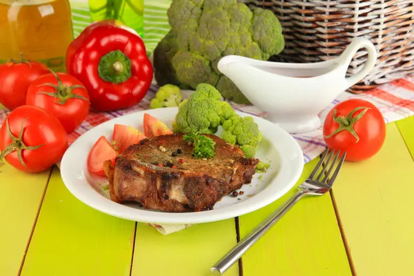 Piece of fried meat on plate on wooden table close-up — Stock Photo, Image