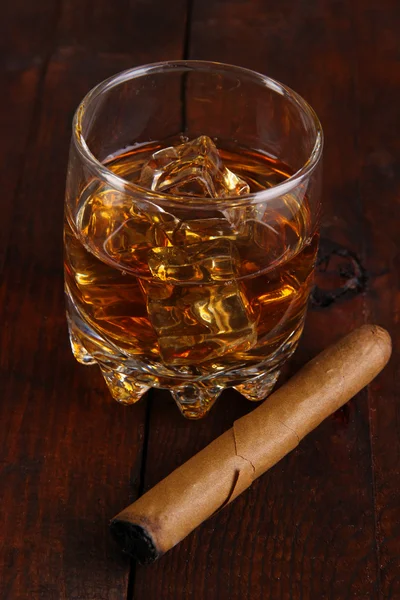 Bicchiere di brandy con ghiaccio su sfondo di legno — Foto Stock