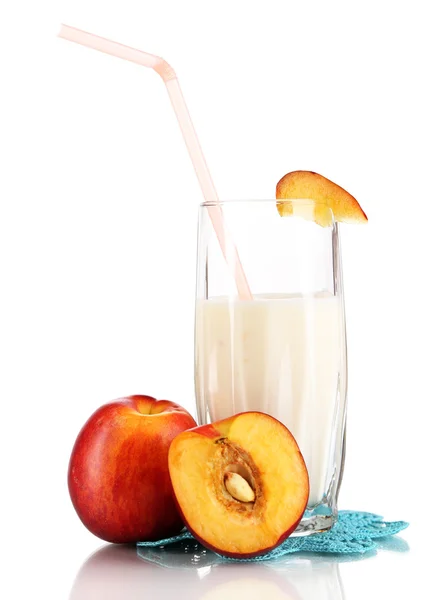 Вкусный молочный коктейль с персиком, изолированным на белом — стоковое фото