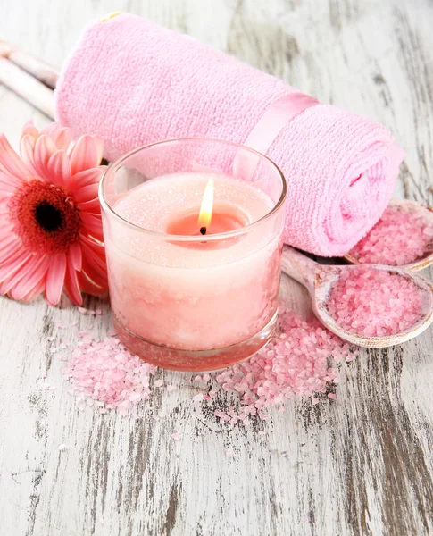 Bella spa impostazione con candela rosa e fiore su sfondo di legno — Foto Stock