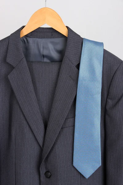 Terno e gravata no cabide no fundo branco — Fotografia de Stock