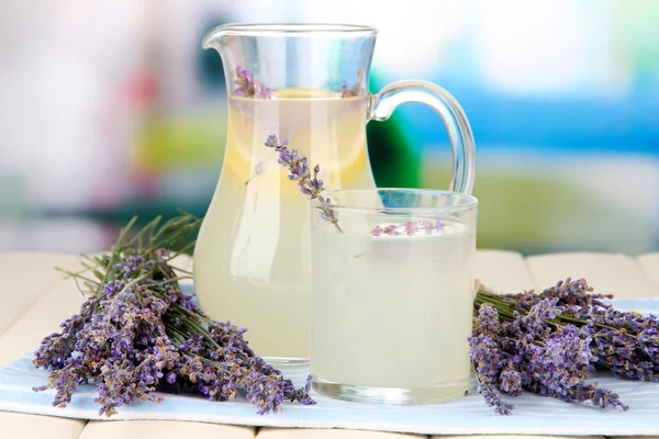 Limonada de lavanda em jarro de vidro, em guardanapo, em fundo brilhante — Fotografia de Stock