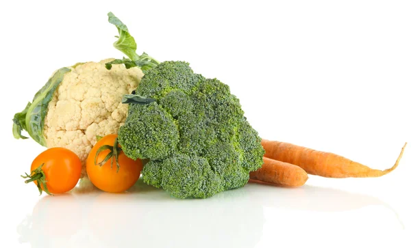 Verduras frescas aisladas en blanco — Foto de Stock