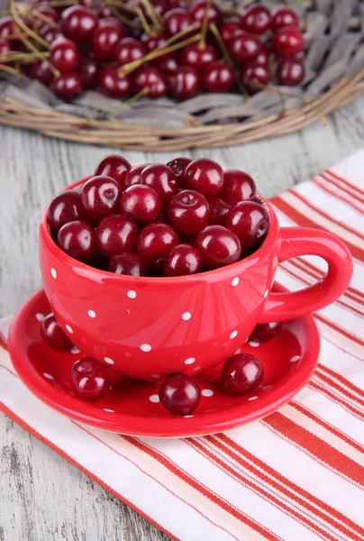 Sweet cherry in cup on table close-up — Stock Photo, Image