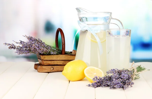 Limonata di lavanda, su sfondo brillante — Foto Stock