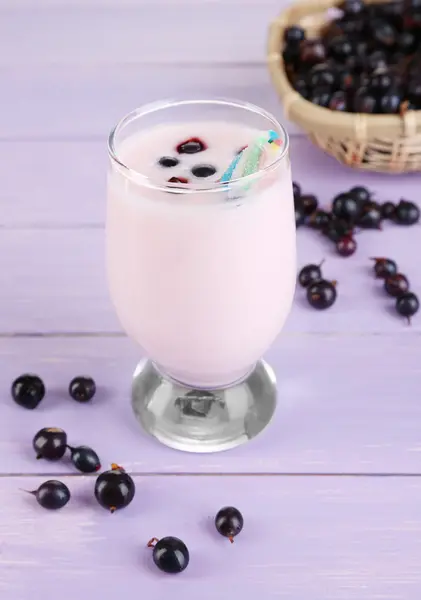 Delicious milk shake with blackberry on wooden table close-up — Stock Photo, Image