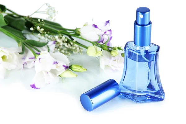Parfém v láhvi a květiny izolovaných na bílém — Stock fotografie