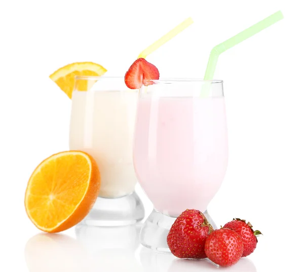 Deliciosos batidos de leche con naranja y fresas aisladas en blanco —  Fotos de Stock