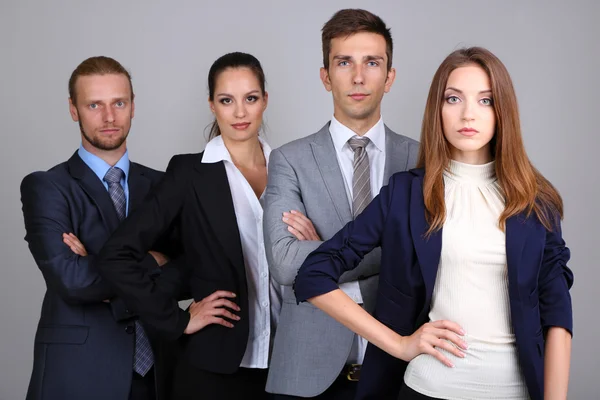 Business team står i rad på grå bakgrund — Stockfoto