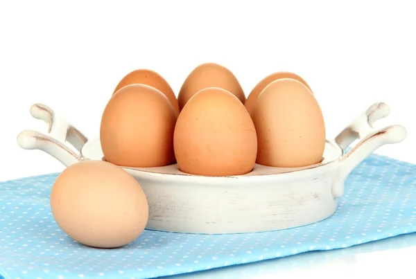 Яйця в тарілці для яєць ізольовані на білому — стокове фото