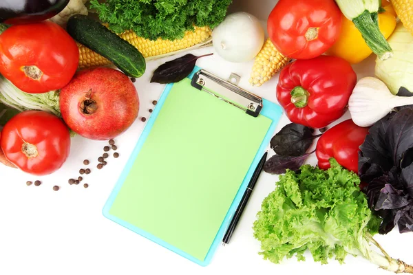 Färska grönsaker och kryddor och papper för anteckningar, isolerad på vit — Stockfoto