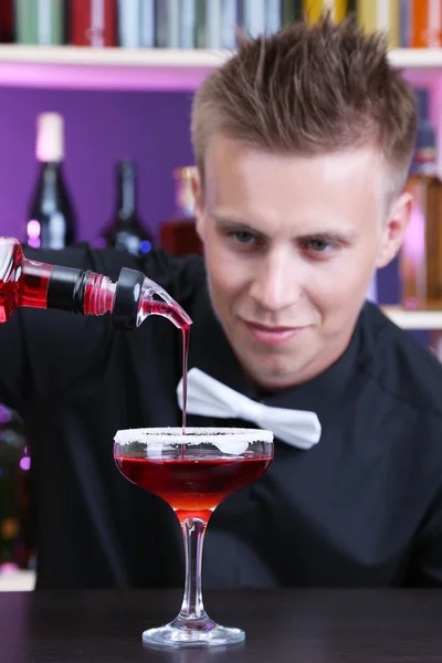 Retrato del barman guapo preparando cóctel, en el bar — Foto de Stock