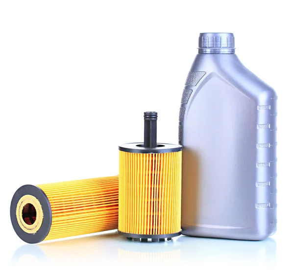 Filtri olio auto e olio motore può isolato su bianco — Foto Stock
