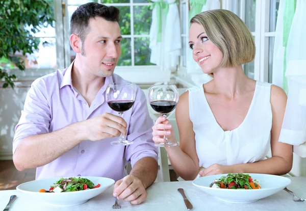Casal bonito ter jantar romântico no restaurante — Fotografia de Stock