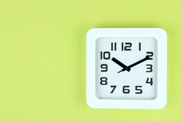 Ofis renk duvar arka plan üzerinde saat — Stok fotoğraf