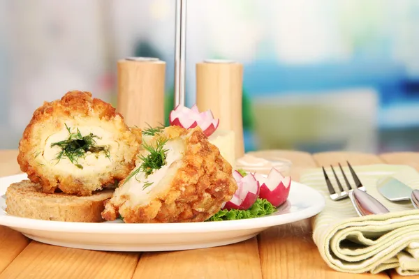 Pollo Kiev en croutons con puré de papas, sobre mesa de madera, sobre fondo brillante — Foto de Stock