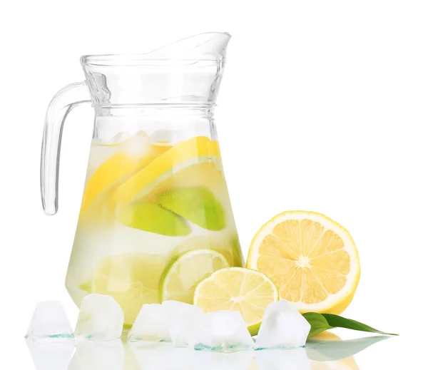 Kaltes Wasser mit Limette, Zitrone und Eis in Krug isoliert auf weiß — Stockfoto