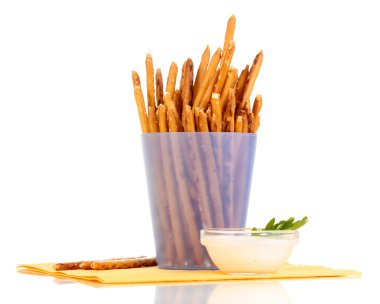 lezzetli kızarmış sopa üzerinde beyaz izole mor plastik kap içinde