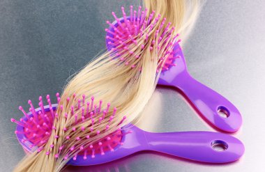 fırçalama iki tarak Metalik arka planda sarı bukleler