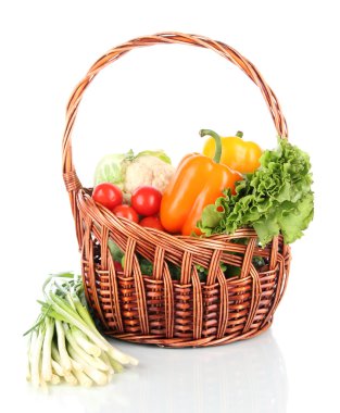 hasır sepet beyaz izole içinde taze sebze