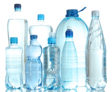 farklı su şişeleri üzerinde beyaz izole