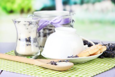 Lavanta şeker ve taze lavanta çiçekleri parlak zemin üzerine kavanoz