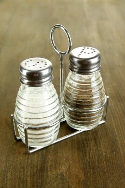 tuz ve biber mills, ahşap zemin üzerinde