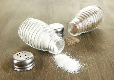 tuz ve biber mills, ahşap zemin üzerinde