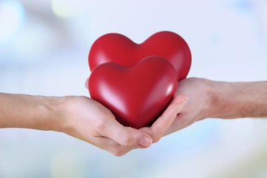 açık renkli ellerde kupa