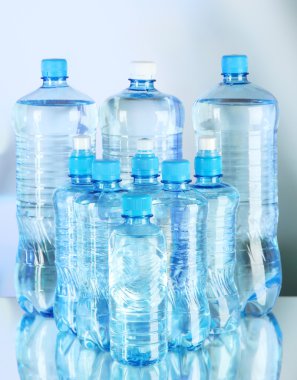 açık renkli farklı şişe su seviyesi