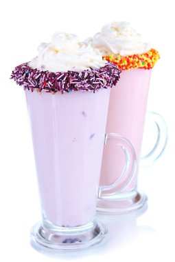 lezzetli süt sallar üzerinde beyaz izole