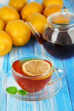 tabloda mavi zemin üzerine limon ile çay