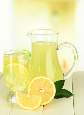 açık renkli masaya lezzetli limonata