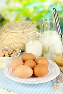 doğal zemin üzerine ahşap masa üzerinde hamur için malzemeler