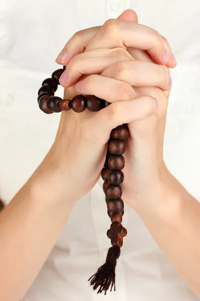 Manos en oración con crucifijo de cerca — Foto de Stock