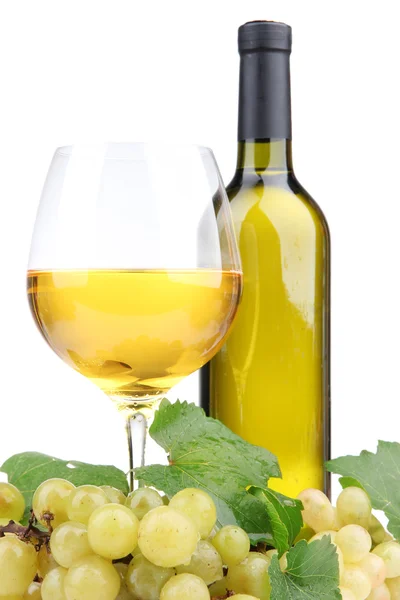Μπουκάλι και ποτήρι κρασί και σταφύλια, απομονωμένα σε λευκό — Φωτογραφία Αρχείου