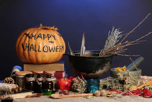 Laboratório de Halloween assustador em luz azul — Fotografia de Stock