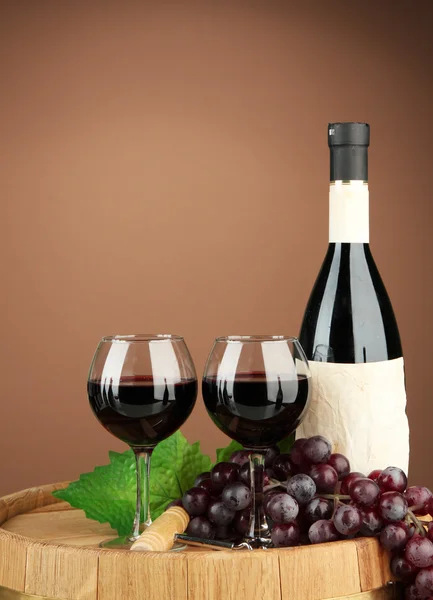 Borosüveg, szemüveg és szőlő, fából készült hordó, barna háttér — Stock Fotó