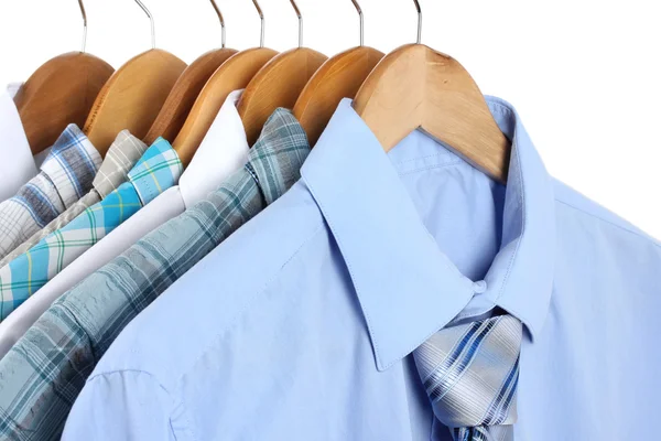 Camisas con corbatas en perchas de madera aisladas en blanco — Foto de Stock