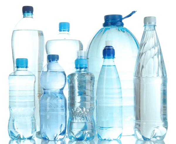 Diferentes garrafas de água isoladas em branco — Fotografia de Stock