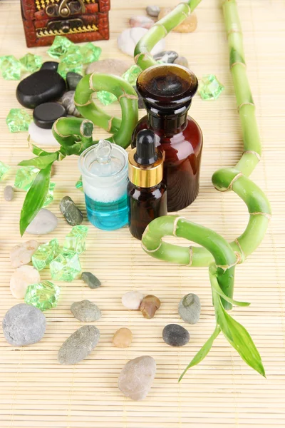 Composición del spa con ramas de bambú en la mesa de madera —  Fotos de Stock