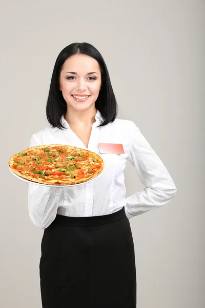 Garçom menina bonita com pizza isolada em branco — Fotografia de Stock