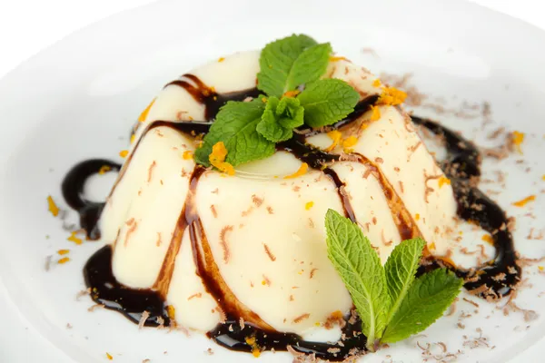 Panna Cotta con salsa al cioccolato, isolata su bianco — Foto Stock